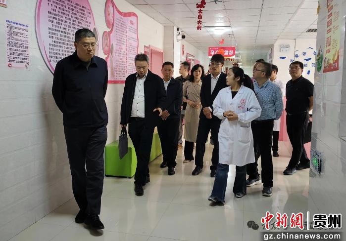 1-调研组在赫章县妇幼保健院调研