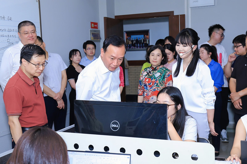 3.20260908参观中国传媒教育实践基地(重庆工商大学传媒发展协同创新中心)