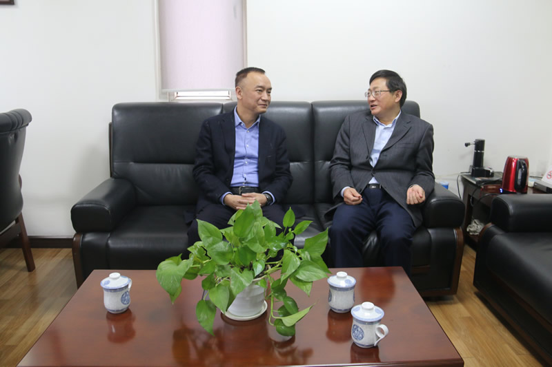 王昱与陈全亲切交流.JPG