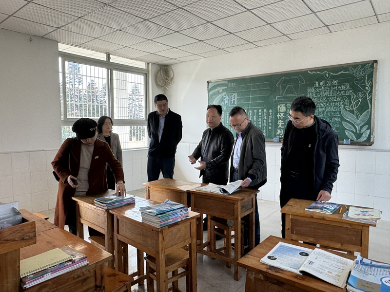1调研组一行在合川区临渡学校参观调研.jpg