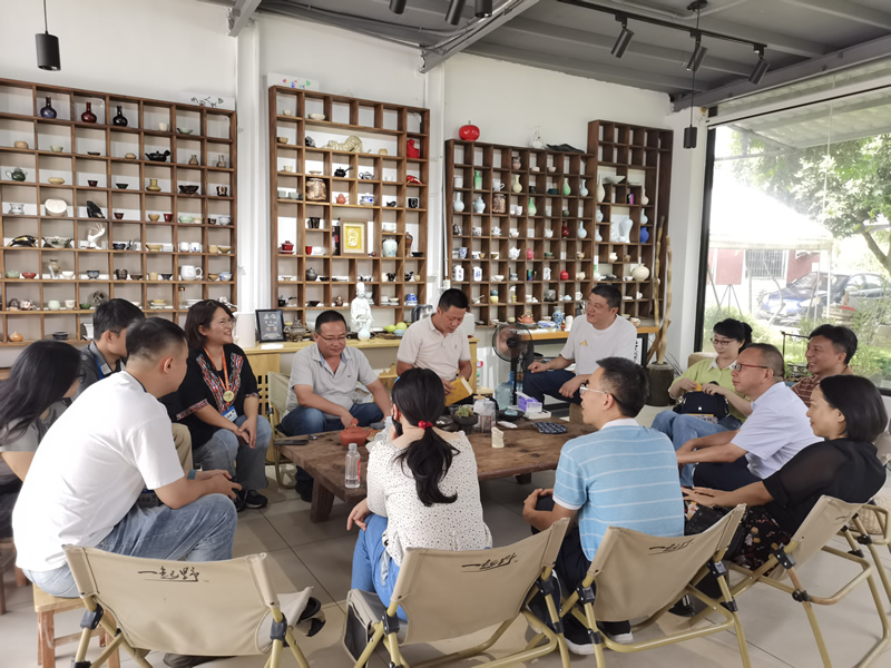 4-调研组在厦门市海沧区赤土社与在地台青互动交流.jpg