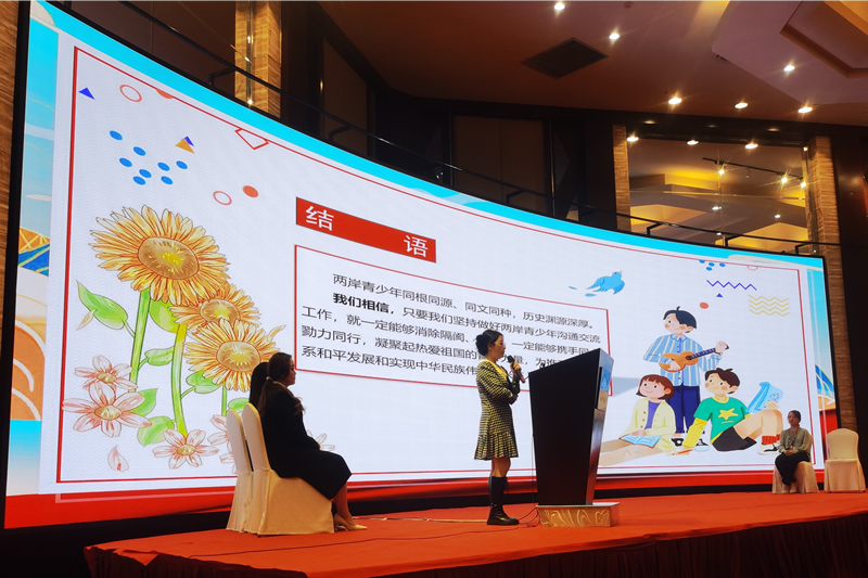 6-台盟重庆市委会机关干部鞠晨曦在论坛上演讲.jpg