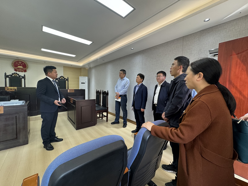 2调研组一行在铜梁区全德学校参观调研.jpg