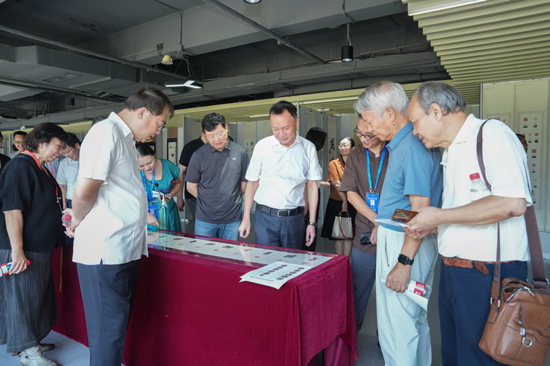 2-出席开幕式的领导来宾巡展