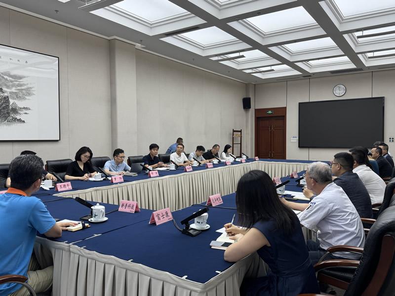 2.5月28日，台盟重庆市委会副主委邱献锋率调研组赴重庆高新区，与该区改革发展局、科技创新局、创新服务中心、西永微电园公司及部分台资企业代表进行座谈交流。会议由高新区党工委统战部副部长夏先轶主持。