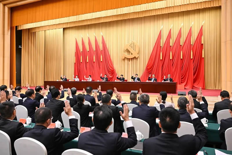 3-全会审议通过《中共重庆市委关于加快建设创新强市 扎实推动高质量发展 奋力谱写中国式现代化重庆篇章的意见》和全会决议