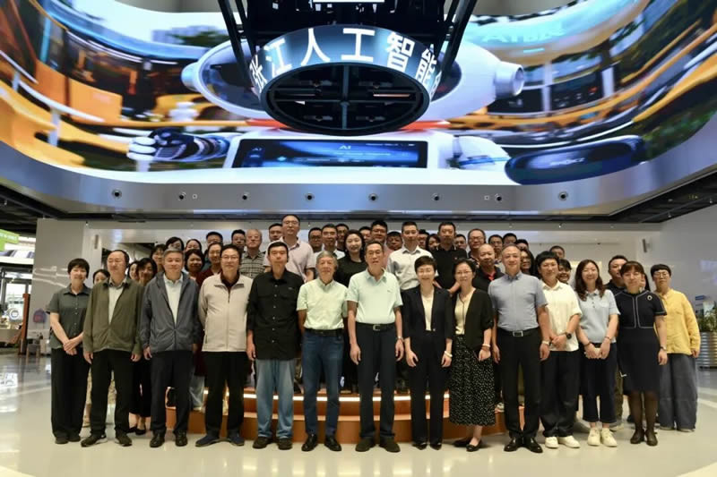 4-参会人员赴张江人工智能创新小镇等地参观学习