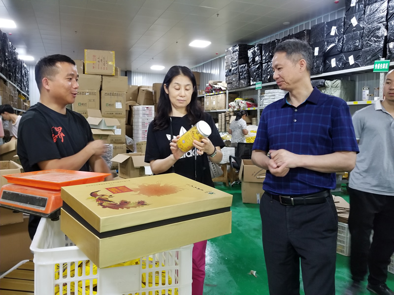许沛在隘口乡村扶贫产业园生产车间查看农特产品生产情况.jpg