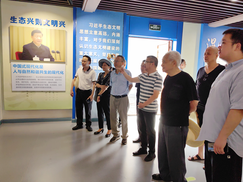 7-参观乡村湿地研究中心.jpg