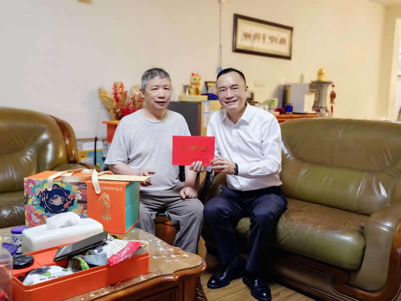 1-王主席看望连英俊.jpg