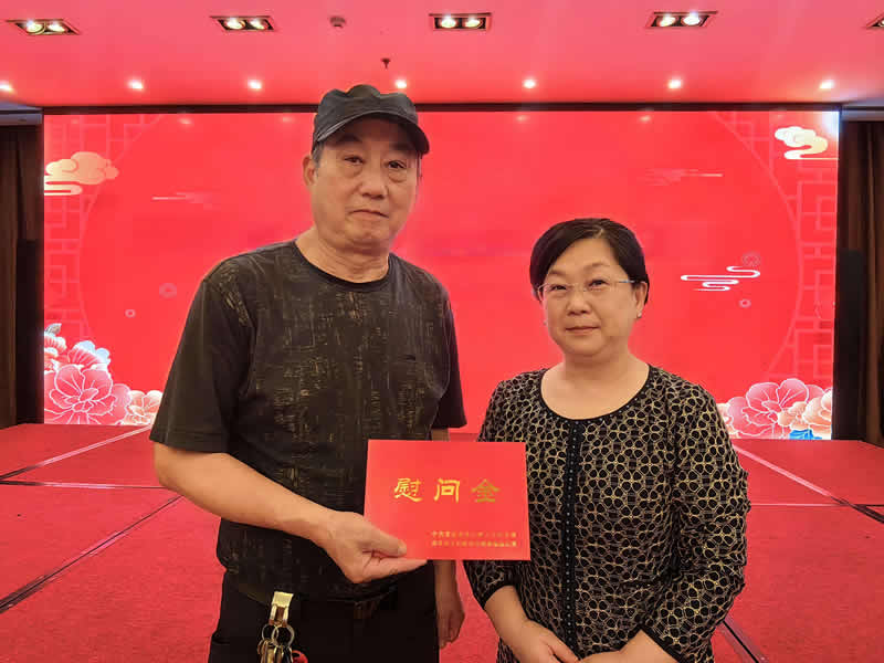 5-吴主委慰问许伟心.jpg