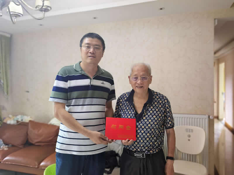 8-林丹慰问林志成.jpg