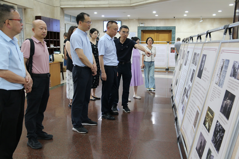 2-20240708王昱带领大家参观重庆历史名人优良家教家风展.JPG