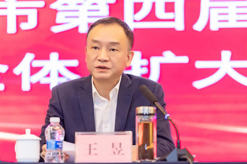 2-王昱做工作报告.jpg