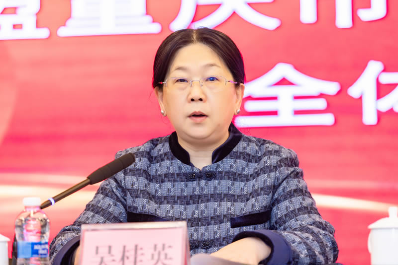 4-吴桂英主持会议.jpg