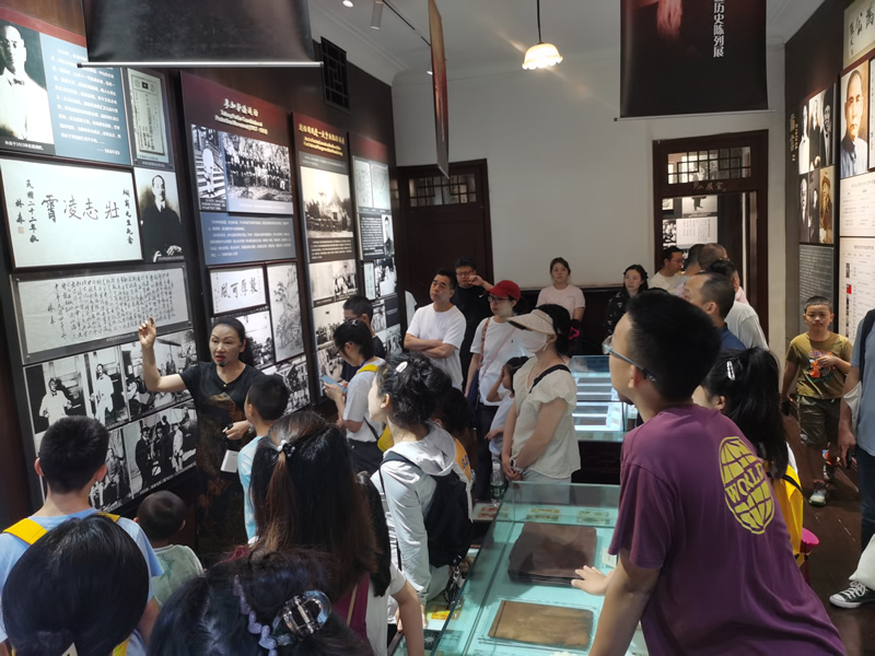 川渝台胞参观南泉抗战旧址群.jpg
