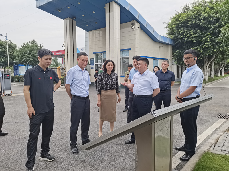 1-调研组在几江污水处理厂了解污水处理工艺与运行情况.jpg
